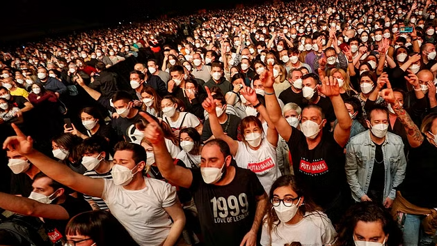 হেডফোনে শ্রবণশক্তি হারানোর ঝুঁকিতে কোটি কিশোর