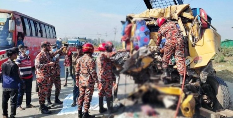 দুই ট্রাকের মুখোমুখি সংঘর্ষে নিহত ২