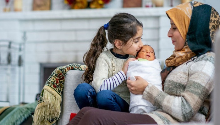 নবজাতকের কানে নারীদের আজান দেওয়ার বিধান আছে কি?