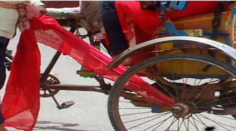 রিকশার চাকায় ওড়না পেঁচিয়ে প্রাণ গেল স্কুল শিক্ষার্থীর 