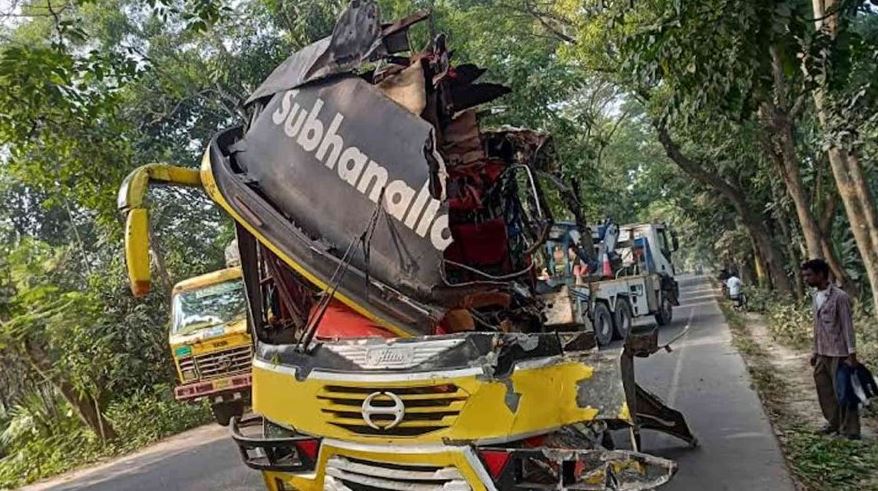 গাছের সাতে বাসের ধাক্কা, প্রাণ গেলো ২ জনের