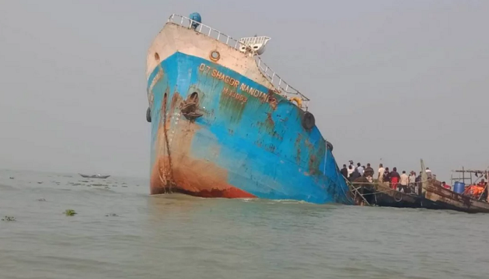 মেঘনার জলে ১১ লাখ লিটার জ্বালানি তেল 