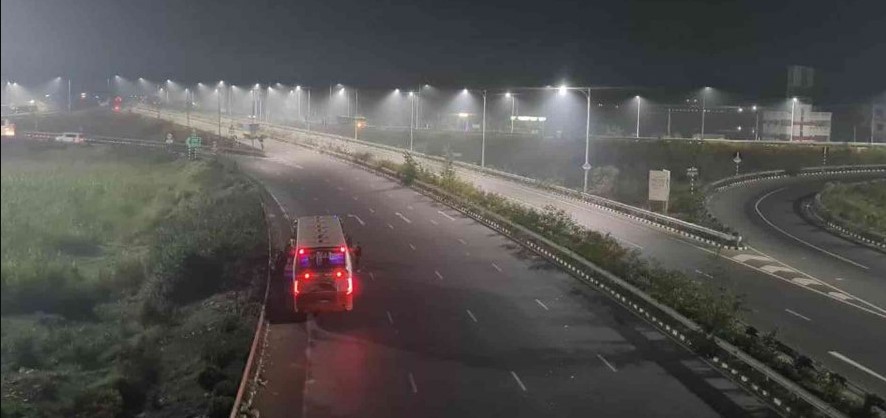 বৃদ্ধের ওপর দিয়ে গেলো কয়েকটি গাড়ি, চাদর-টুপি দেখে শনাক্ত