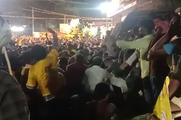 অন্ধ্র প্রদেশে রোড শোতে পদদলিত হয়ে নিহত ৮