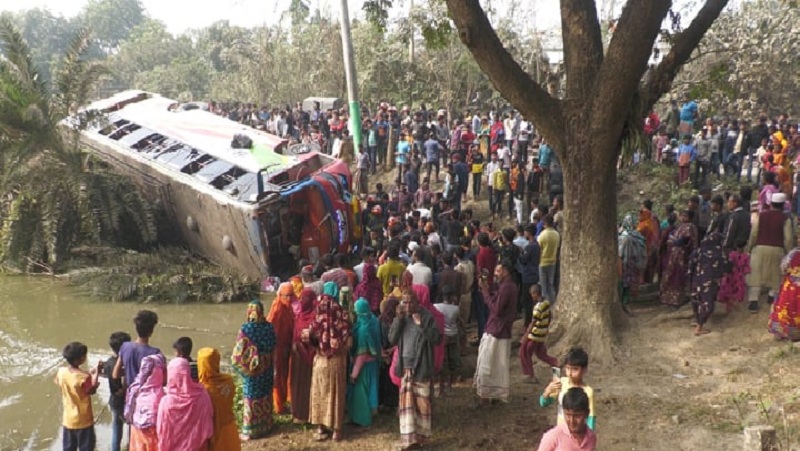 নিয়ন্ত্রণ হারিয়ে বাস খাদে, আহত ১৫