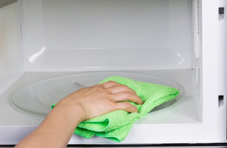 যে ভাবে মাইক্রোওয়েভ ওভেন পরিষ্কার রাখবেন