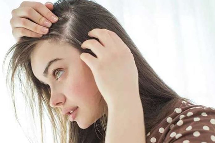 কম বয়সেই চুল পেকে যাচ্ছে, সমাধান করুণ ঘরোয়া উপায়ে