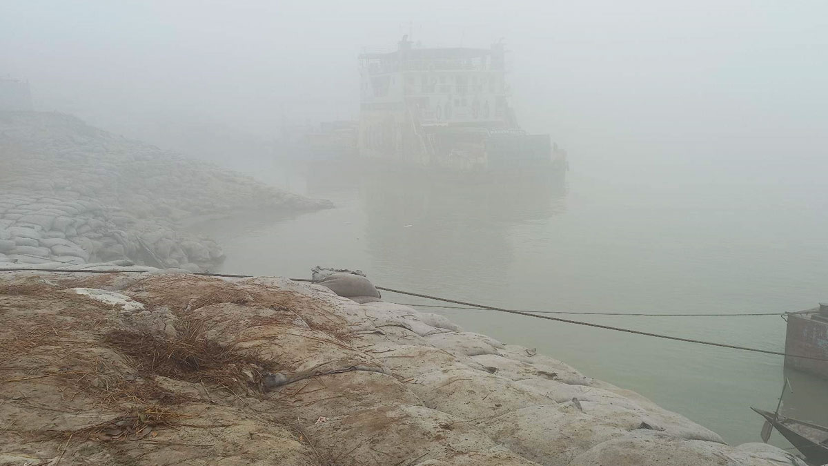 ঘন কুয়াশায় দৌলতদিয়া-পাটুরিয়া নৌপথে ফেরি চলাচল বন্ধ