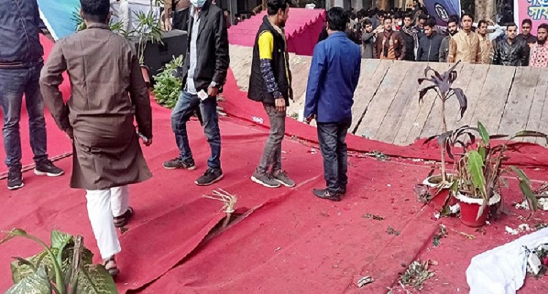 ছাত্রলীগের মঞ্চ ভেঙে ৮ জন হাসপাতালে 