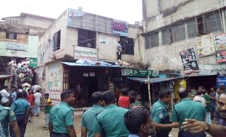 কারওয়ান বাজার ছিন্নমূল ব্যবসায়ীদের দখলে আরও একবার গুঁড়িয়ে দেয়া হলো অর্ধশতাধিক স্থাপনা