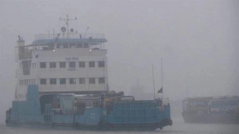 ঘন কুয়াশায় মধ্যরাত থেকে শরীয়তপুর-চাঁদপুর রুটের ফেরি বন্ধা