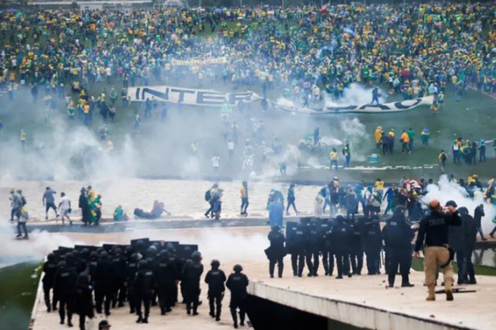 ব্রাজিলে রাষ্ট্রপতি ভবনে হামলা, ছত্রভঙ্গে হেলিকপ্টারের ব্যবহার 