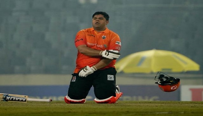 আজম খানের সেঞ্চুরিতে খুলনার রানের পাহাড়