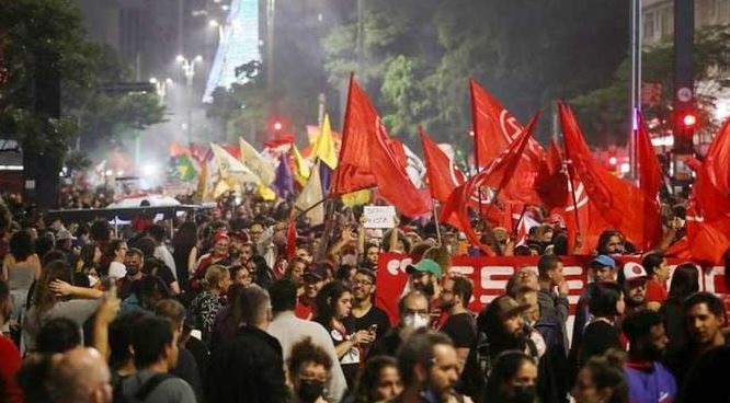  গণতন্ত্র রক্ষায় ব্রাজিলে হাজারো মানুষের সমাবেশ