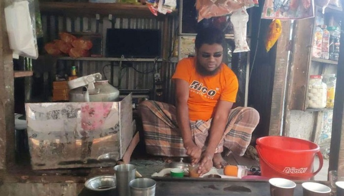 দৃষ্টিহীন হয়েও হাফেজ, চা বিক্রি করে চালান সংসার ইকবাল