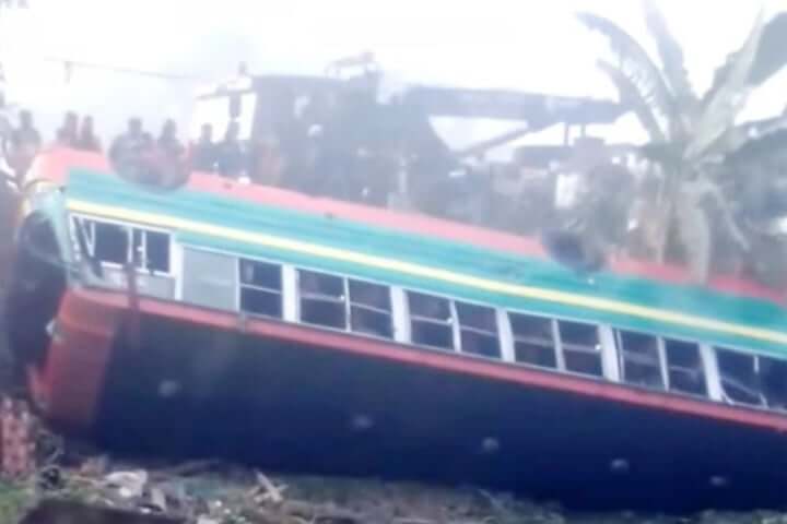 মহাসড়কে নিয়ন্ত্রণ হারিয়ে খাদে বাস, আহত ২০