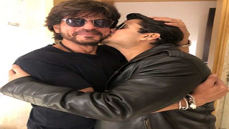 রাত ২টায় ভক্তদের সঙ্গে দেখা করলেন শাহরুখ 