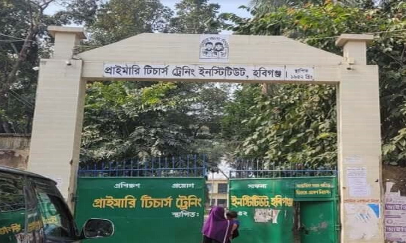 স্কুলে শিক্ষক না থাকায় ক্লাস নিচ্ছেন কর্মচারীরা