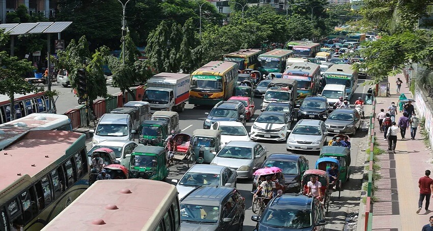 বিশ্ব ইজতেমা: সড়কের চাপ সামালাতে গাড়ি ঘুরিয়ে দিচ্ছে পুলিশ