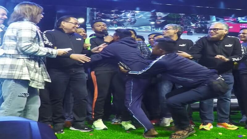 সাকিবের বুকে ঝাঁপিয়ে পড়লেন এক ভক্ত