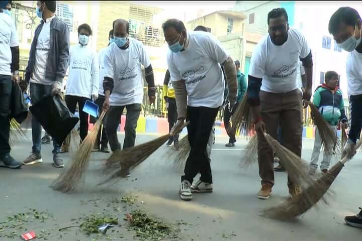 ঝাড়ু হাতে সহকারী হাইকমিশনার করলেন রাস্তা পরিষ্কার