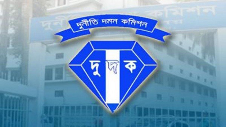 লক্ষ্মীপুরে আদালতের গাড়ি চালকের নামে দুদকের মামলা