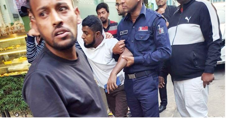 গুলশানে গ্লোরিয়া জিন্স রেস্টুরেন্টের সামনে গোলাগুলি, আটক ২