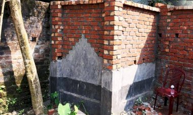 বাবার কবরের ওপর মুক্তিযোদ্ধা সন্তানের বাথরুম নির্মাণ