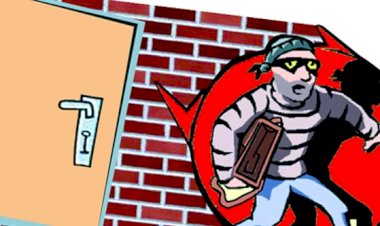 মধ্যরাতে বাড়িতে চোর